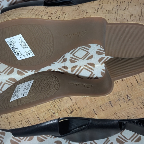 Clark's Black Wedge Sandals with Crisscross Straps and Cork Heel - Picture 5 of 6